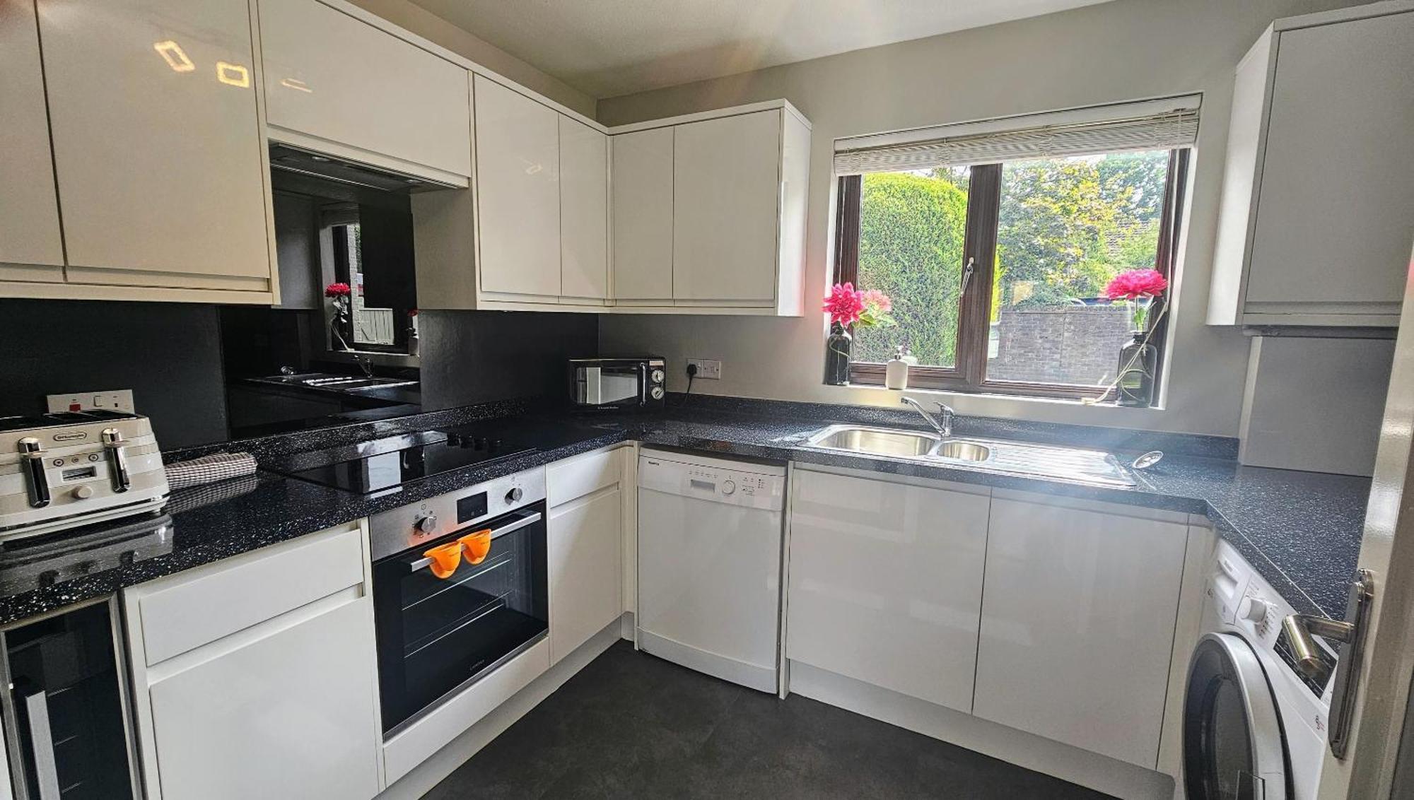 Grassmere - 3 Bed House With Private Garden Horley Eksteriør bilde