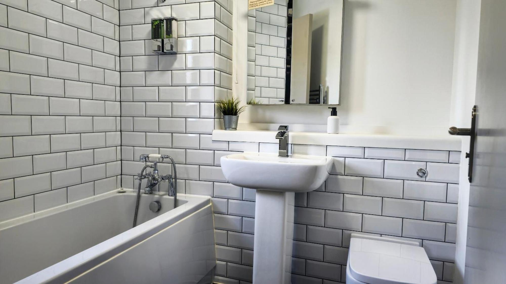 Grassmere - 3 Bed House With Private Garden Horley Eksteriør bilde